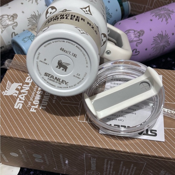 Stanley White and gold Quencher H2.0 Tumbler - Picture 4 of 4